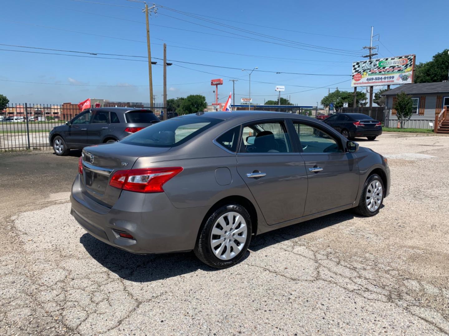 2016 Gray /gray Nissan Sentra SV (3N1AB7AP0GL) , AUTOMATIC transmission, located at 1830 North Belt Line Road, Irving, TX, 75061, (469) 524-0199, 32.834373, -96.993584 - Photo#3